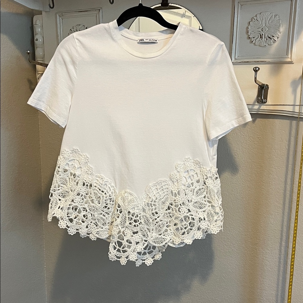 White  crochet detail ..t shirt ..short sleeve v-line in front and back.